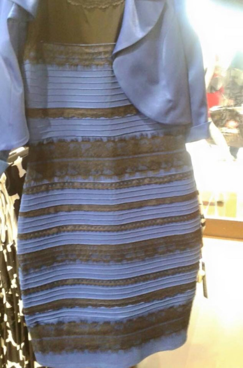 De que color es el vestido